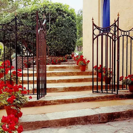Con Jardin A 11 Metros De La Playa. Se. Apartment