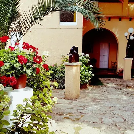 Con Jardin A 11 Metros De La Playa. Se. Apartment *